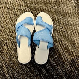 New mesh sandals in light blue with toe strap